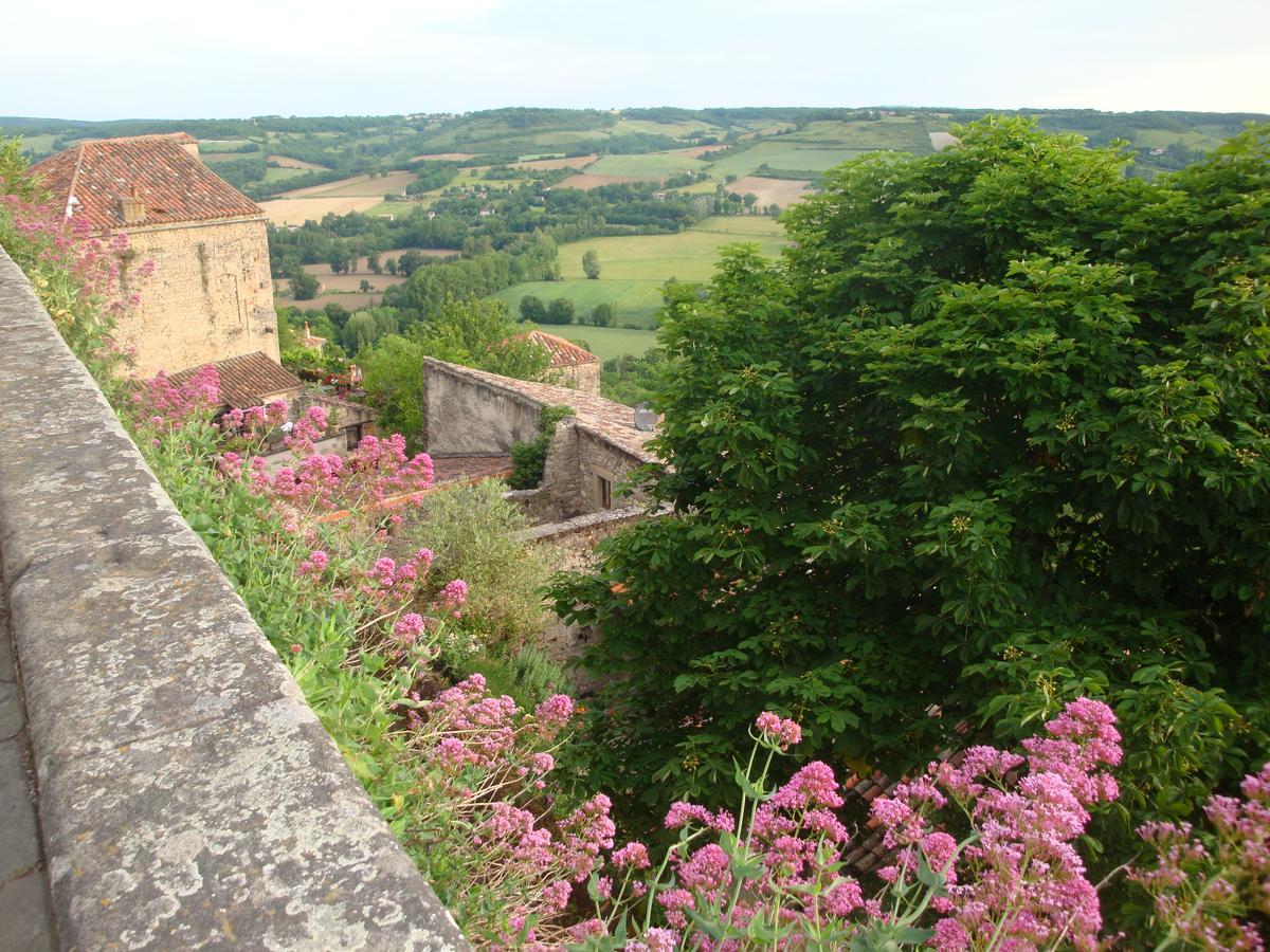 D'Ici Et D'Ailleurs Bed & Breakfast Cordes Sur Ciel Luaran gambar